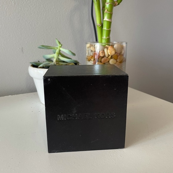 Micheal kors watch - Picture 3 of 3